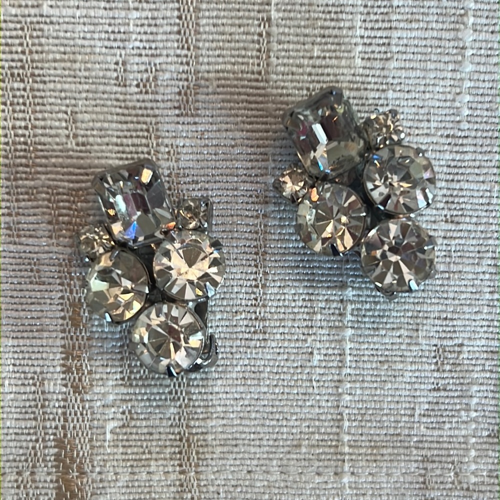 Antique clear crystal clip on earrings. Little over 1 inch in length. Gorgeous!
